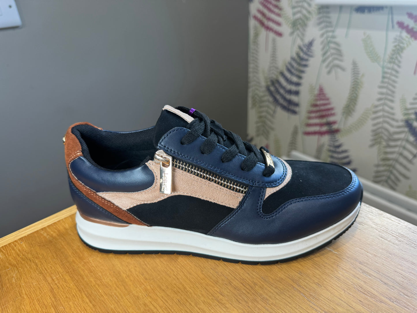 Lotus Venus Navy/Tan Trainer