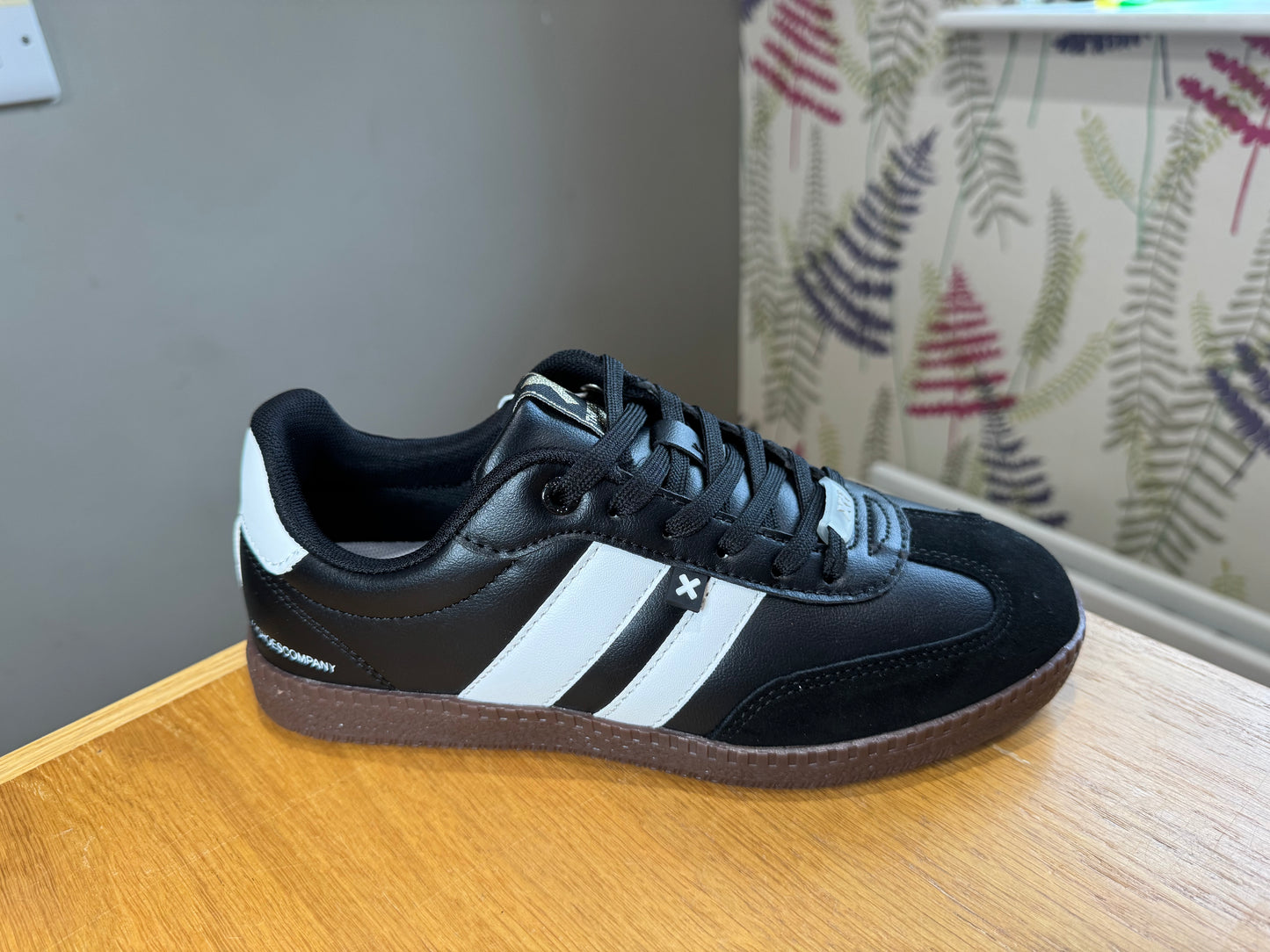 XTI Black Stripe Trainer