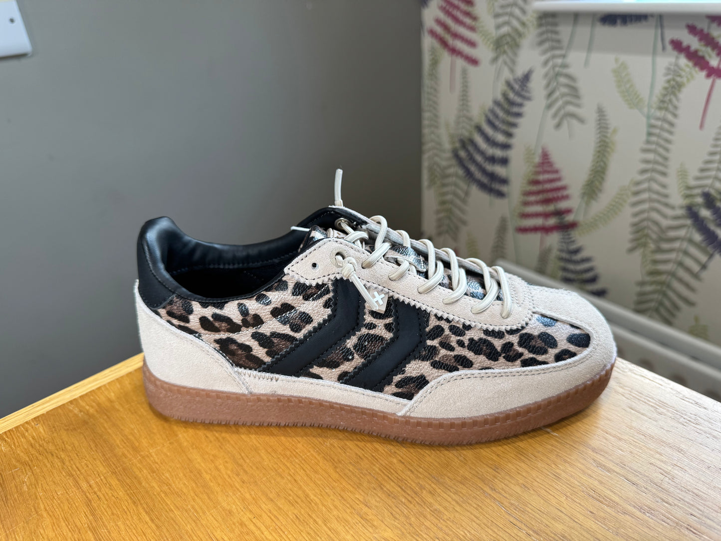 XTI Beige Leopard Stripe Trainer