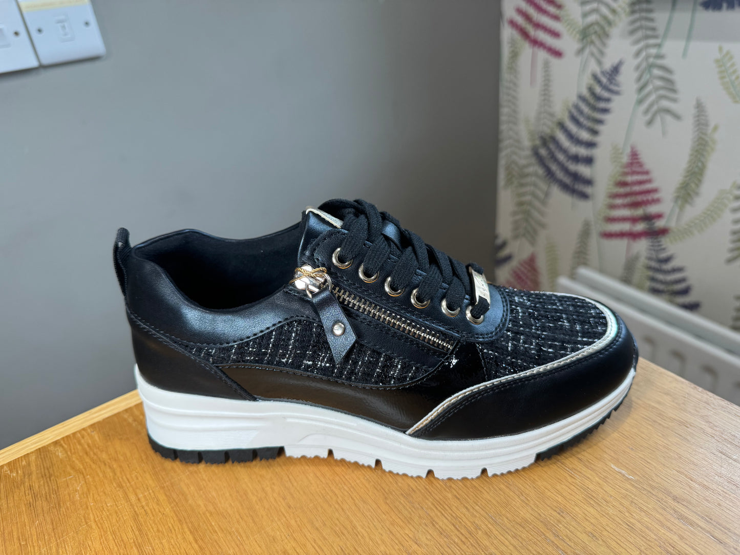 Lunar Jolt Black/Gold Trainer