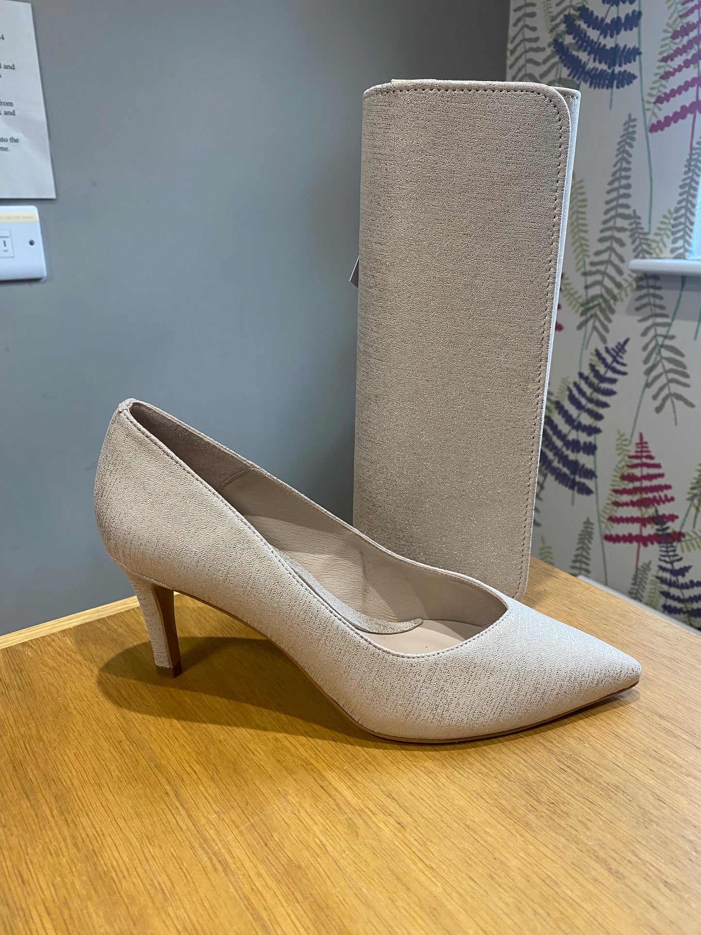 Emis Gold Shimmer Court