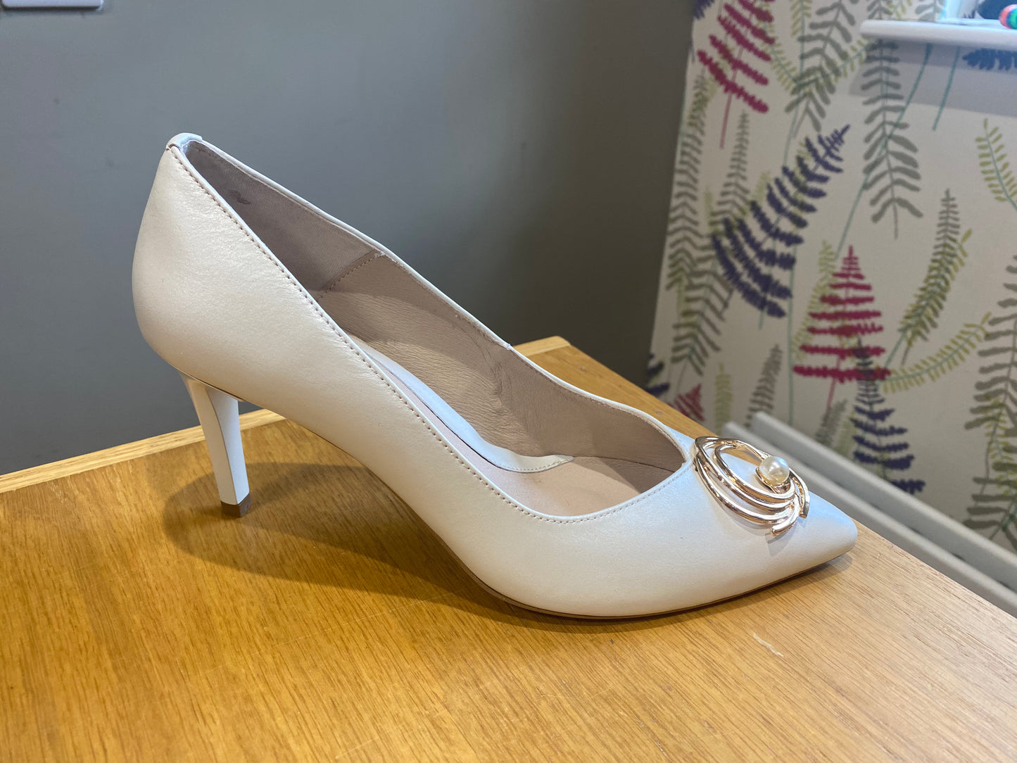 Emis Cream/Gold Court