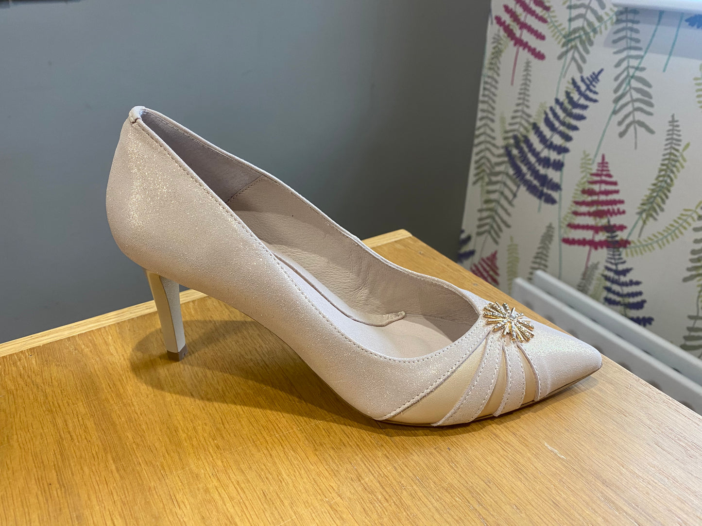 Emis Gold Shimmer Brooch Court