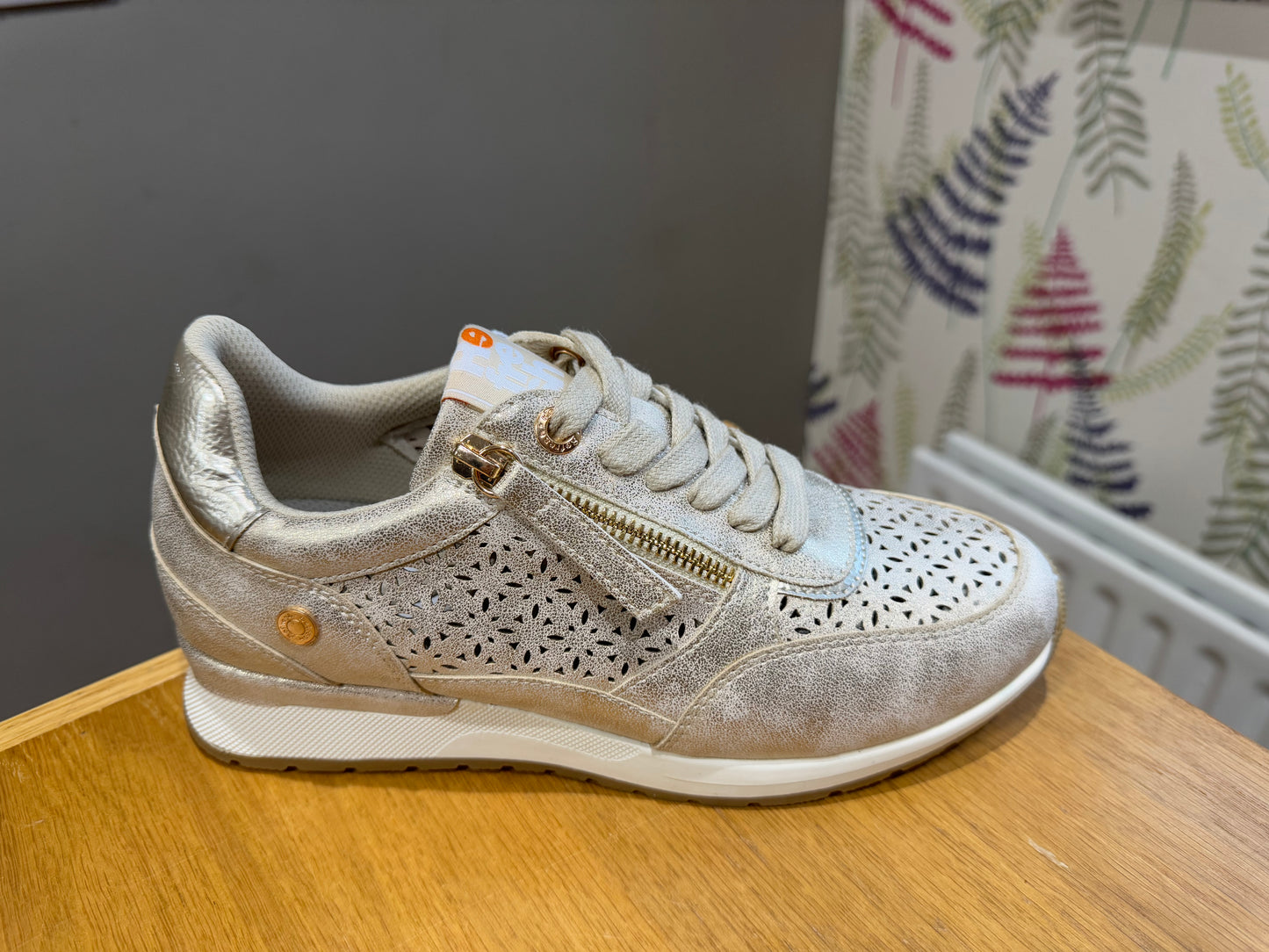 Refresh Gold Design Zip Trainer