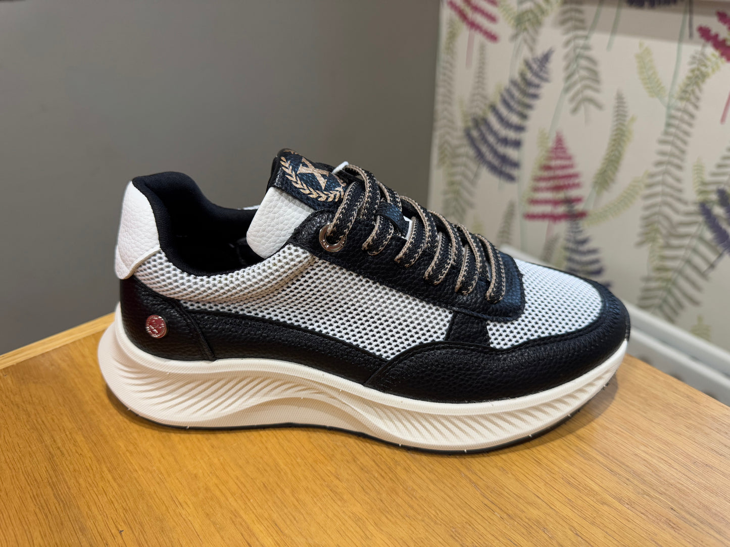 XTI Black/White Mesh Trainer