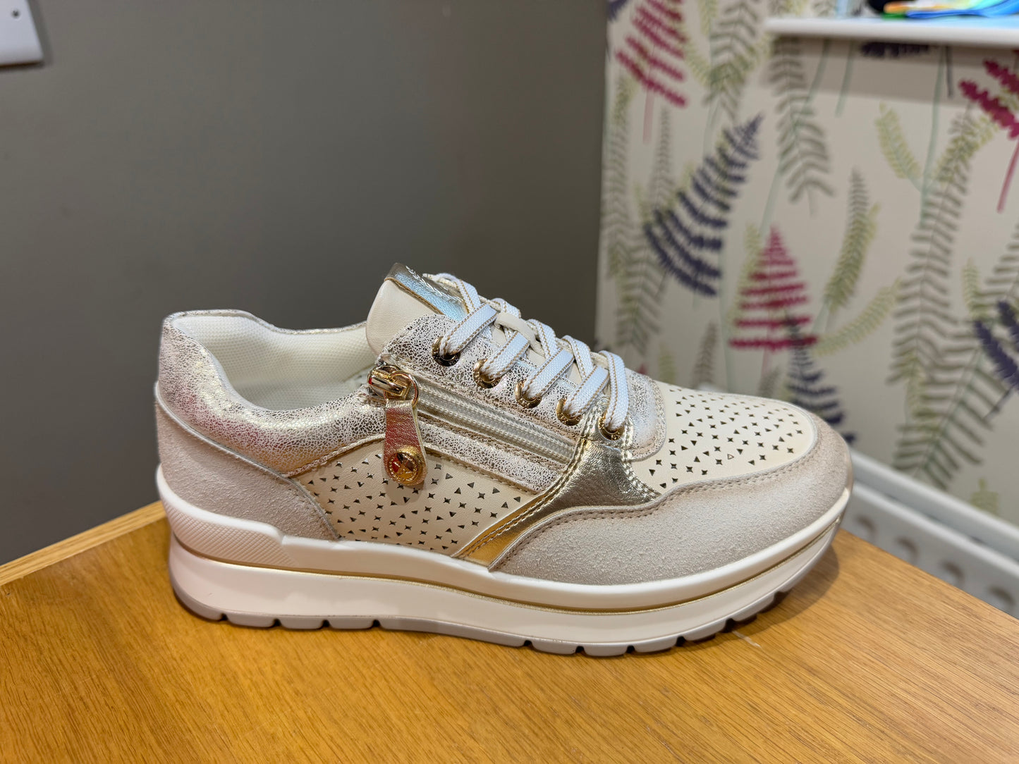 XTI Gold/Beige Trainer