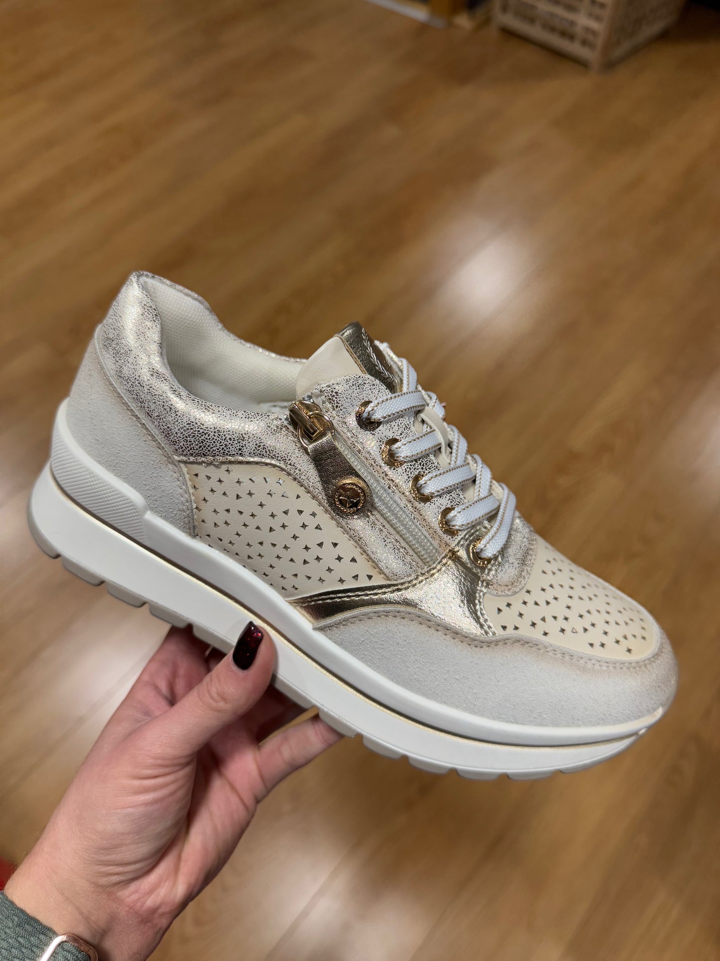 XTI Gold/Beige Trainer
