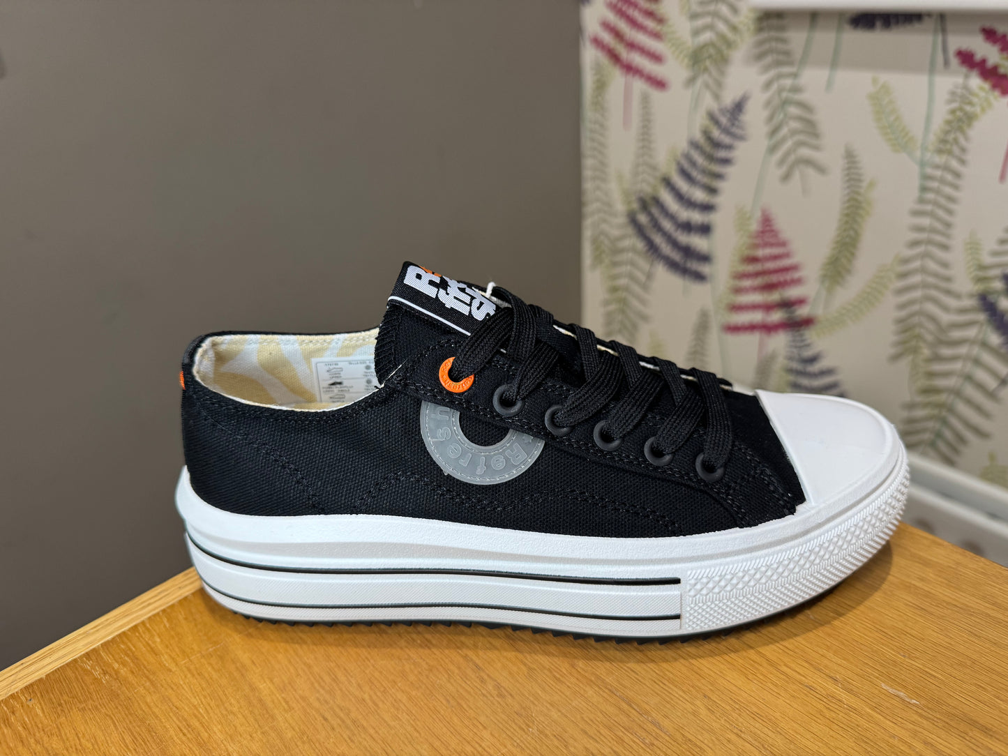 Refresh Black Canvas Trainer