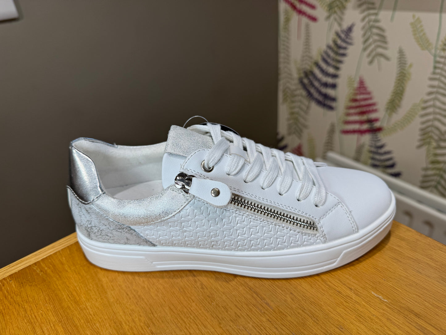 Redz White Zip Trainer