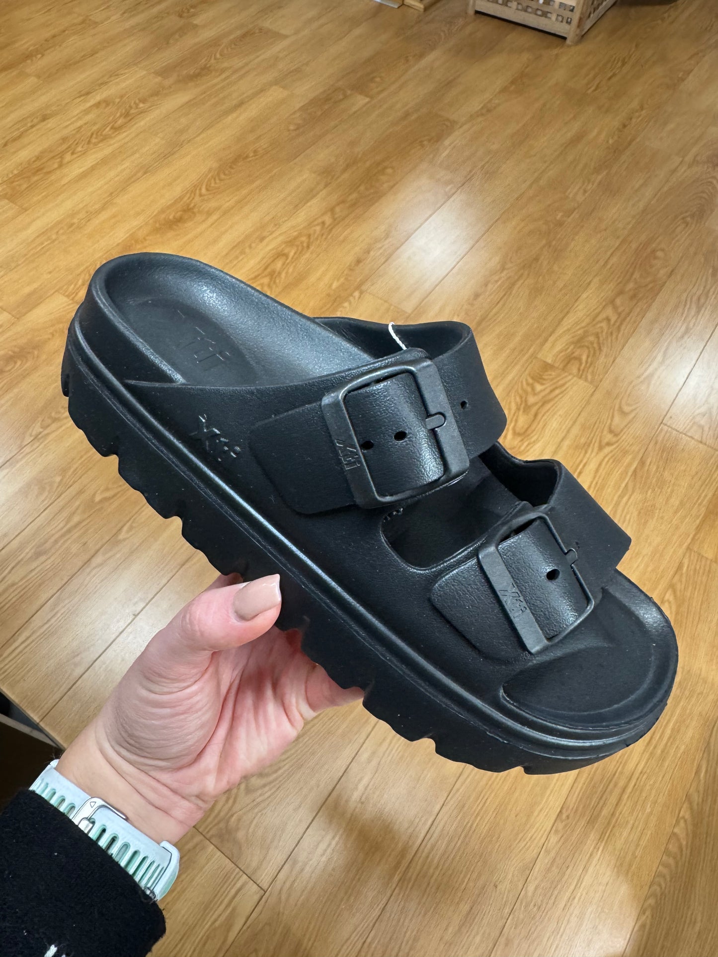 XTI Black Slider