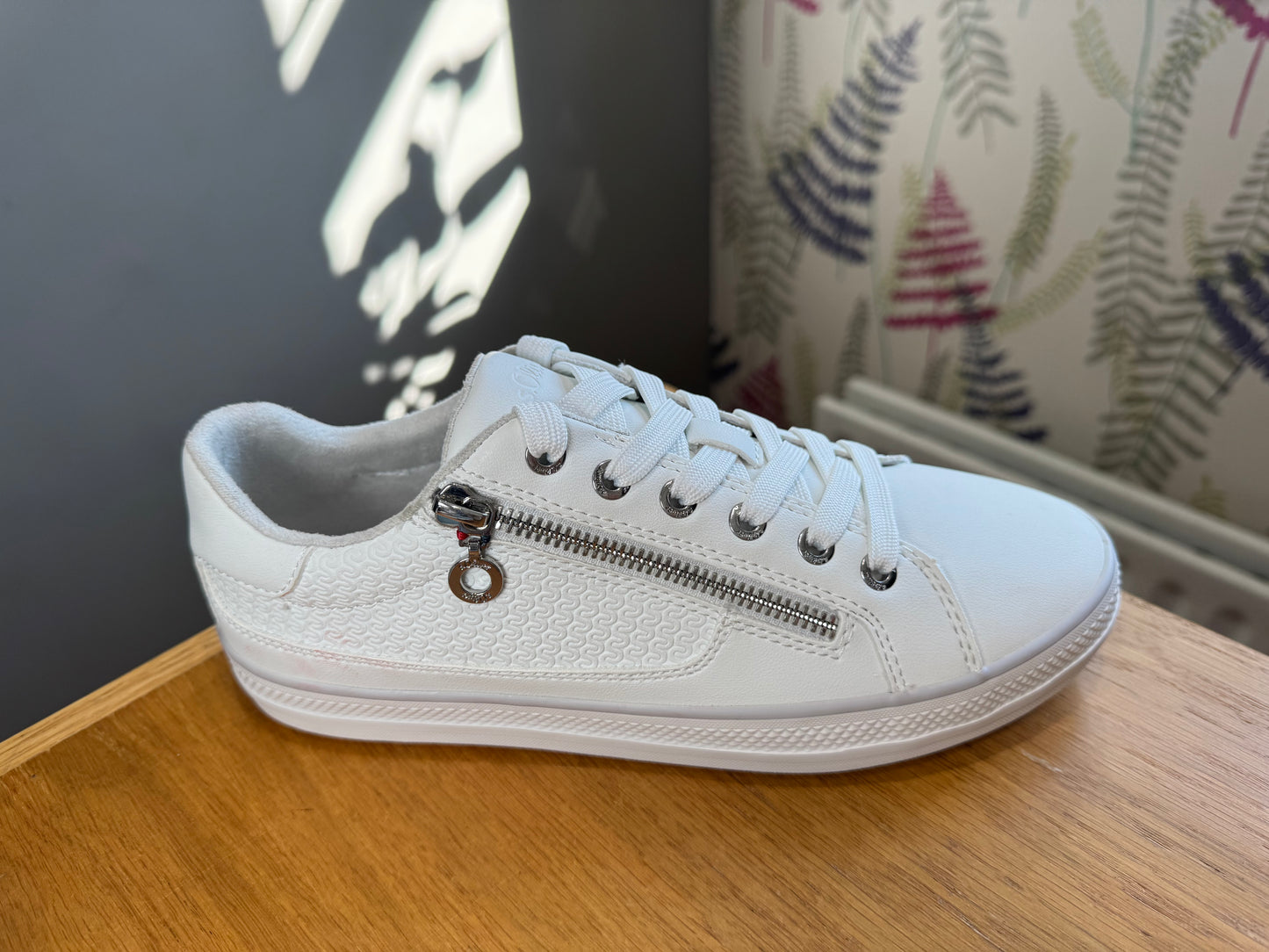 S. Oliver White Trainer