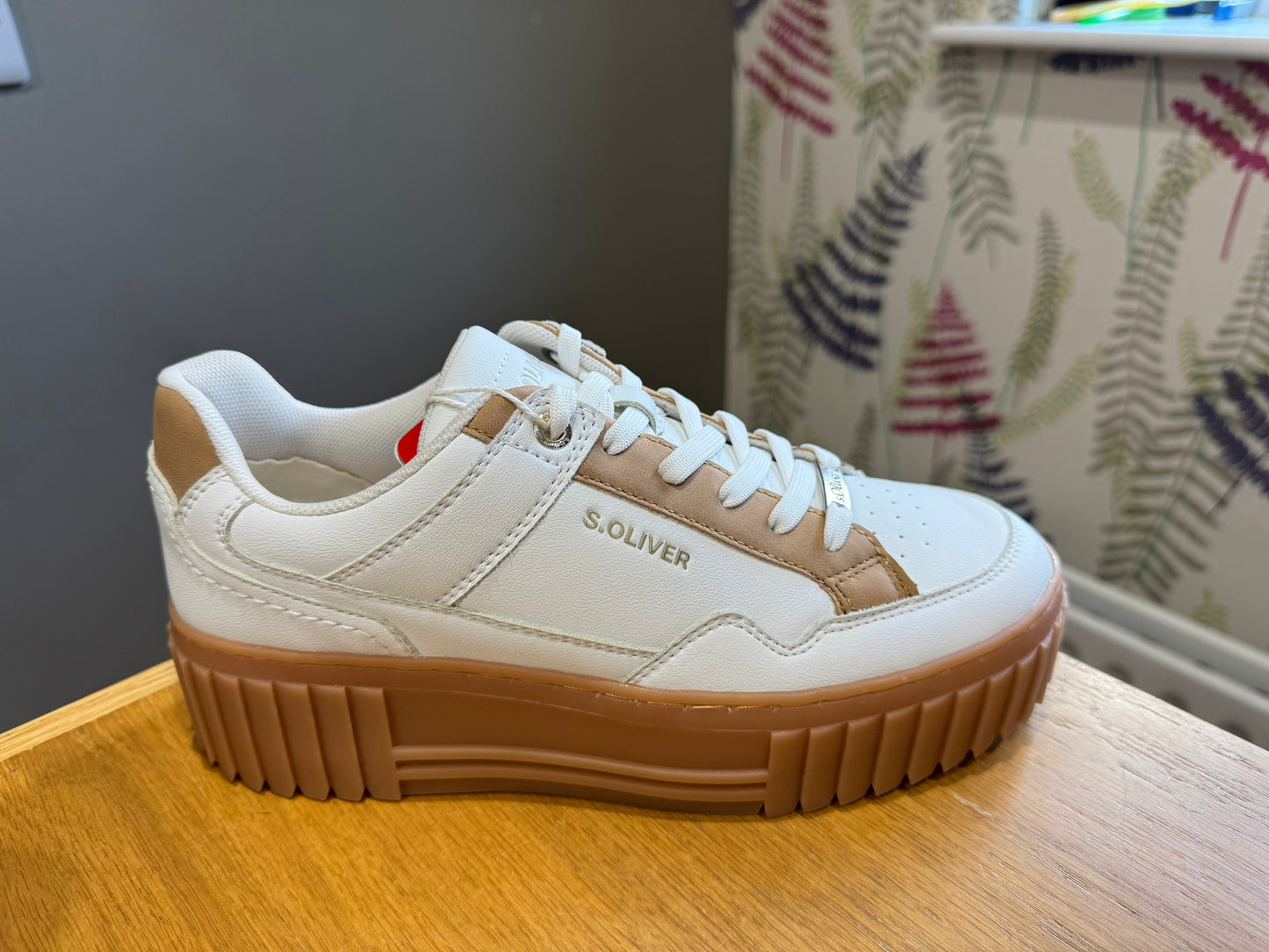 S. Oliver White/Tan Platform Trainer