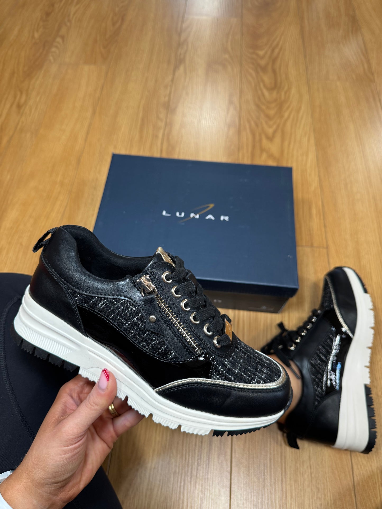 Lunar Jolt Black/Gold Trainer