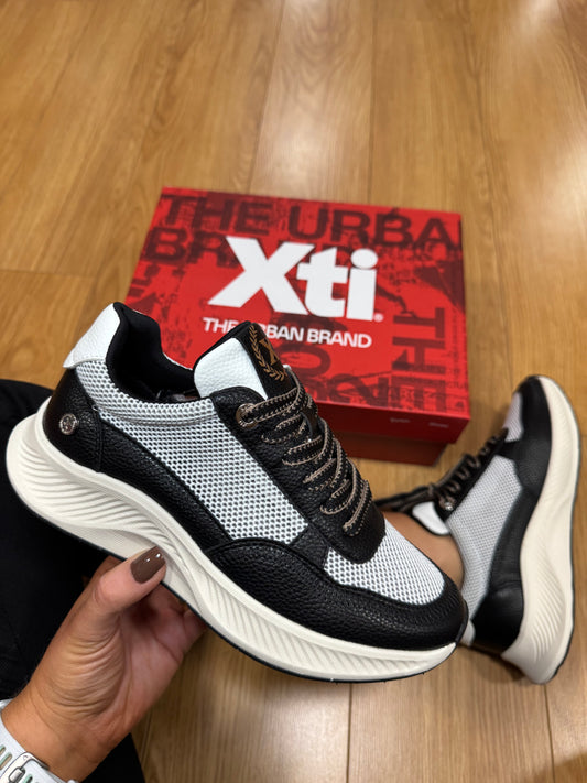 XTI Black/White Mesh Trainer