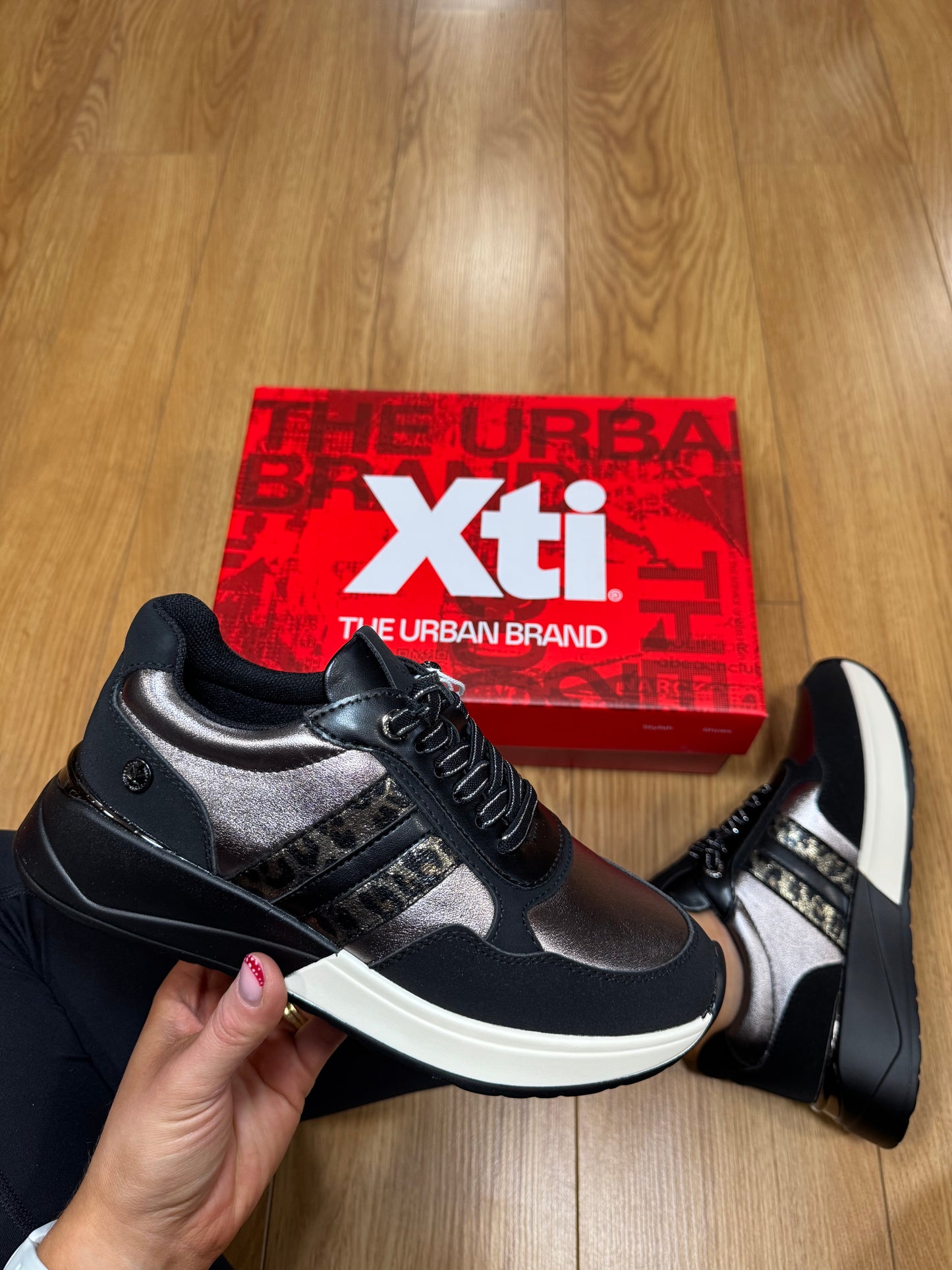 XTI Black/Pewter Trainer