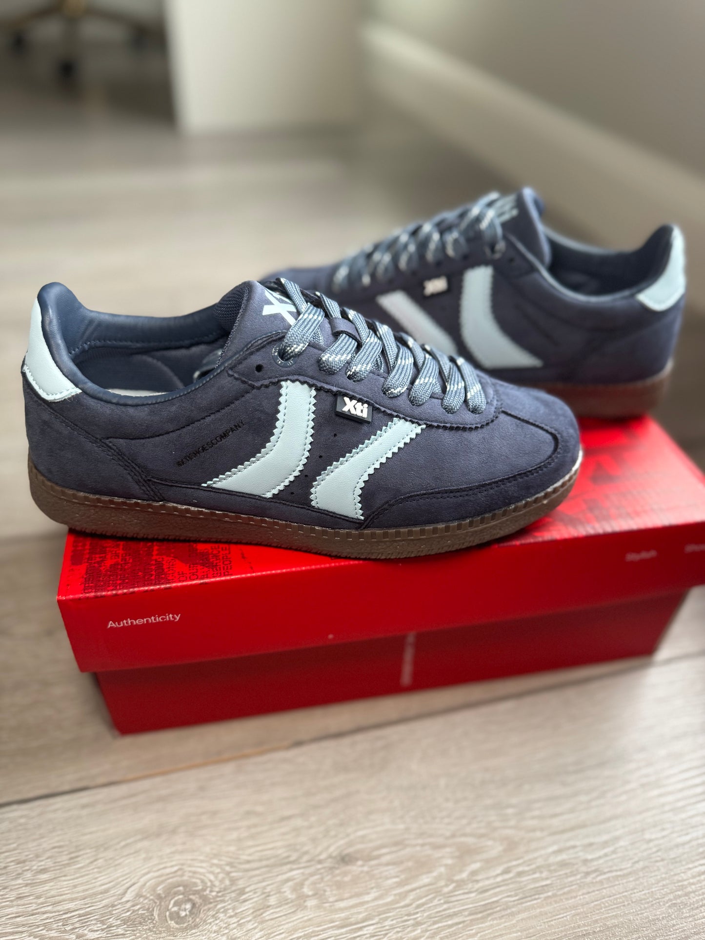 XTI Navy/Blue Trainer