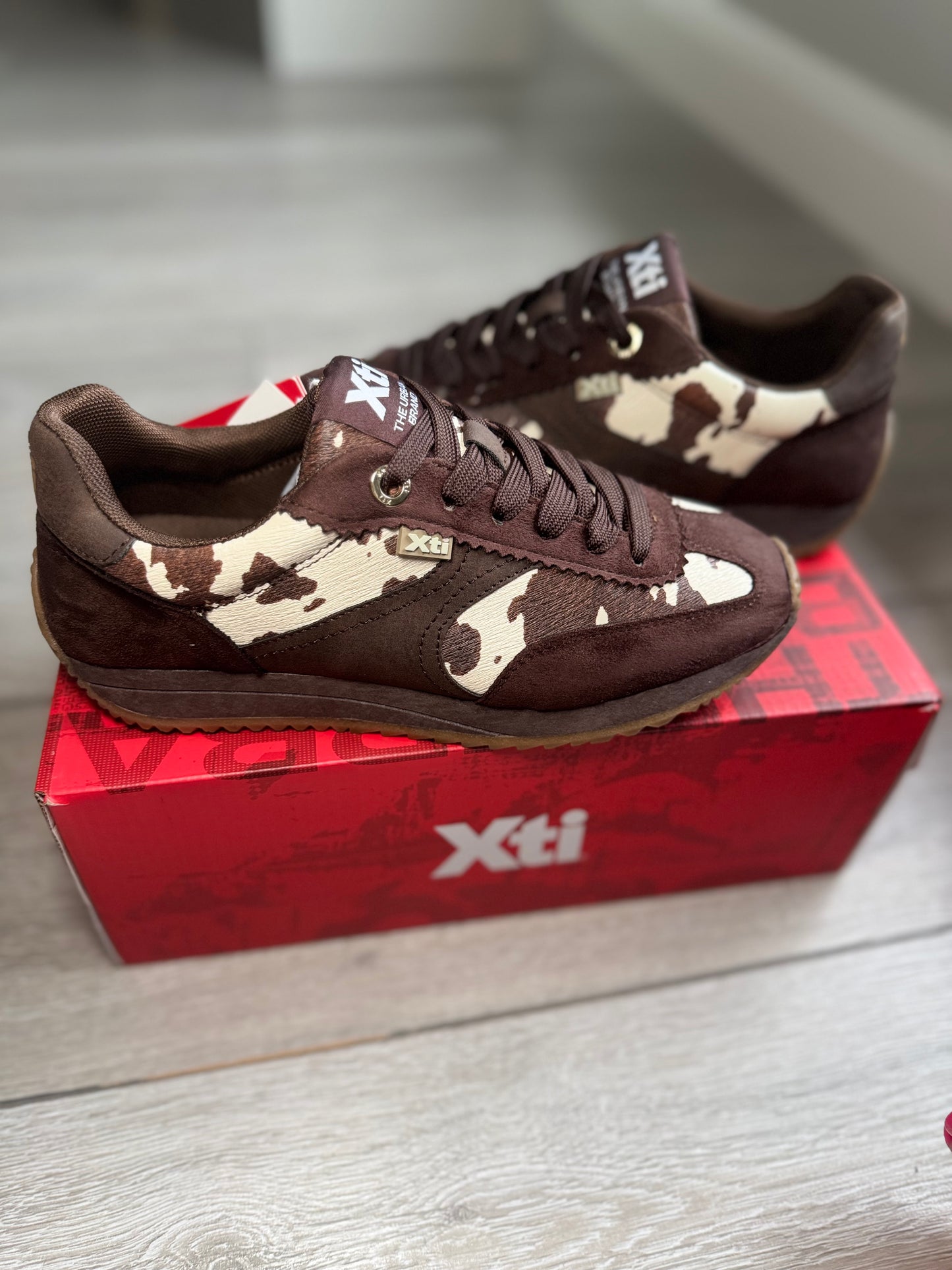 XTI Brown Cow Print Trainer