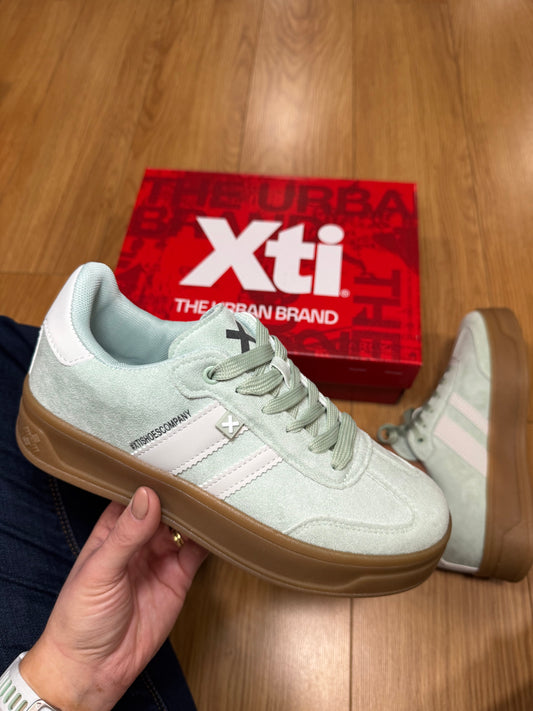 XTI Aqua Stripe Trainer
