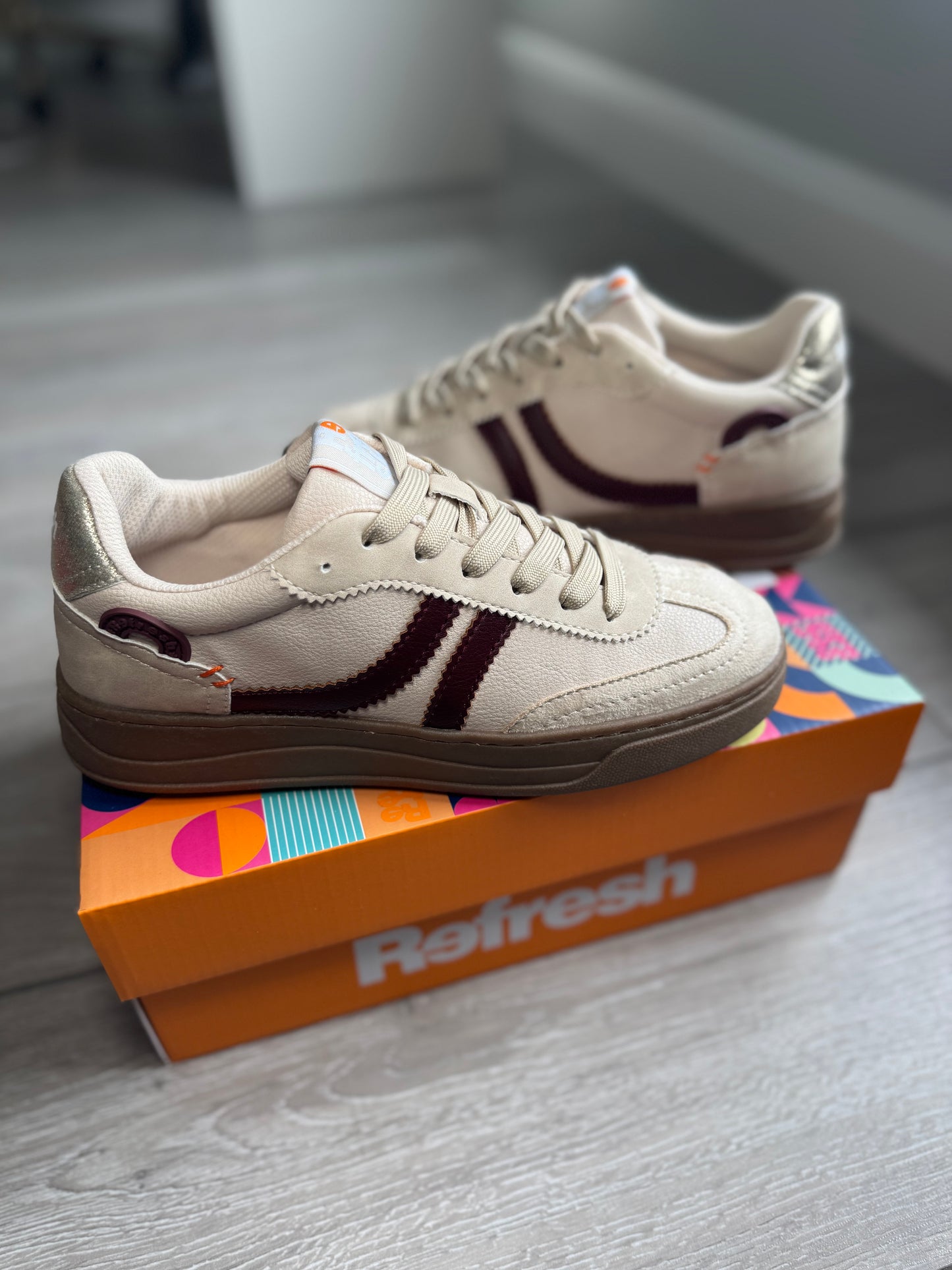 Refresh Beige/Burgundy Trainer