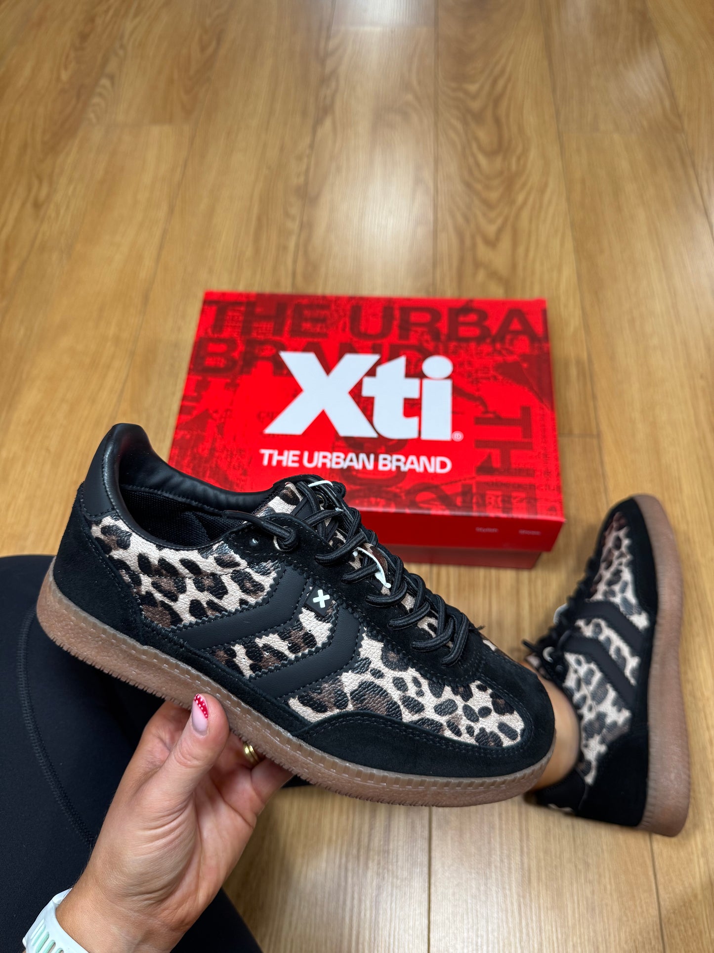 XTI Black Leopard Stripe Trainer