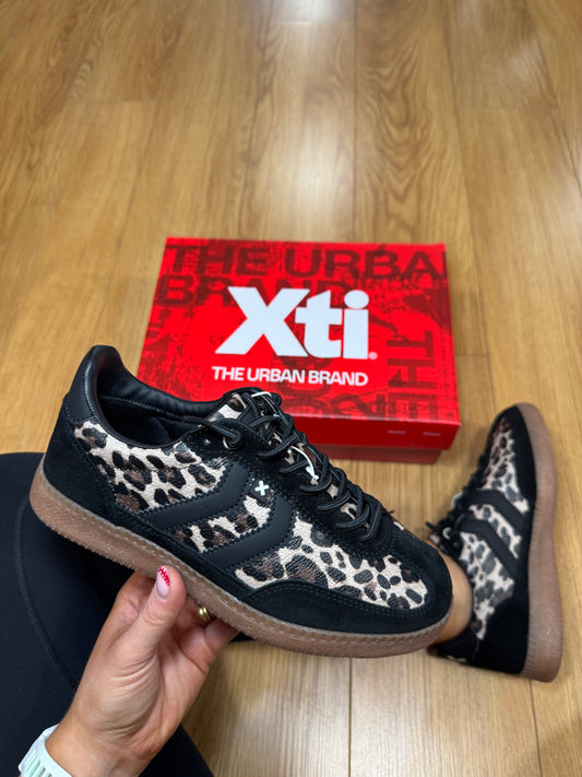 XTI Black Leopard Stripe Trainer