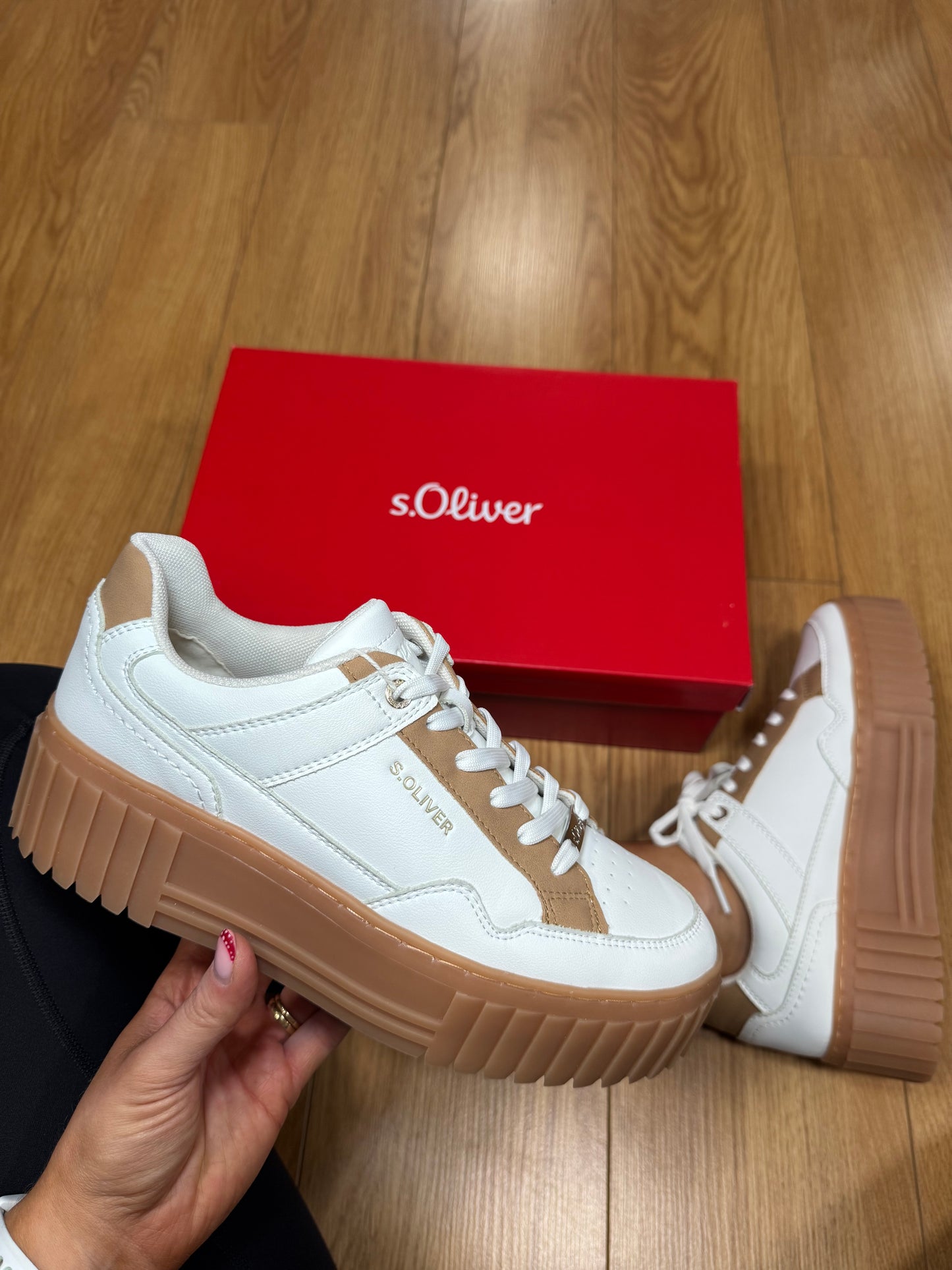 S. Oliver White/Tan Platform Trainer