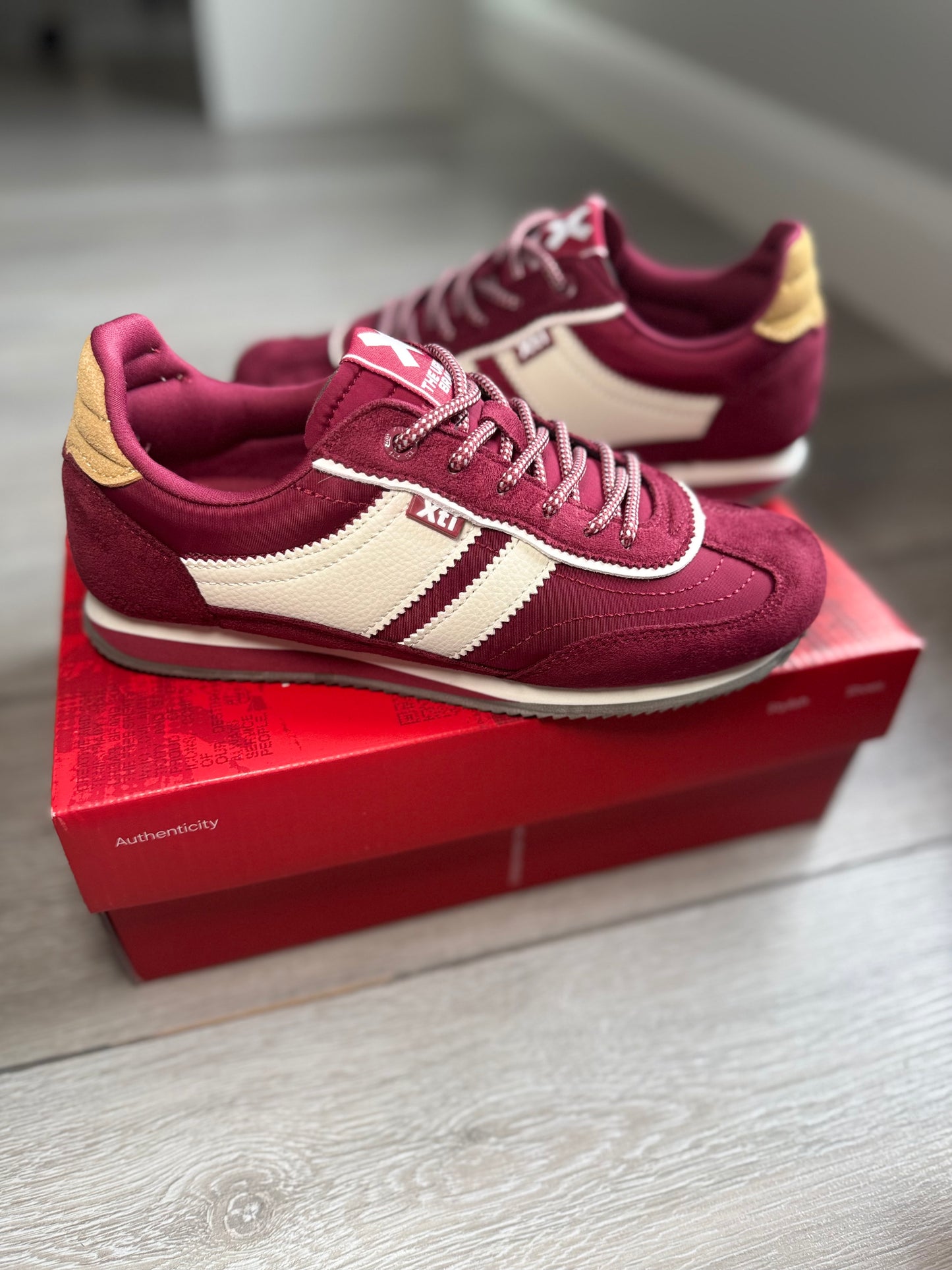 XTI Burgundy Stripe Trainer