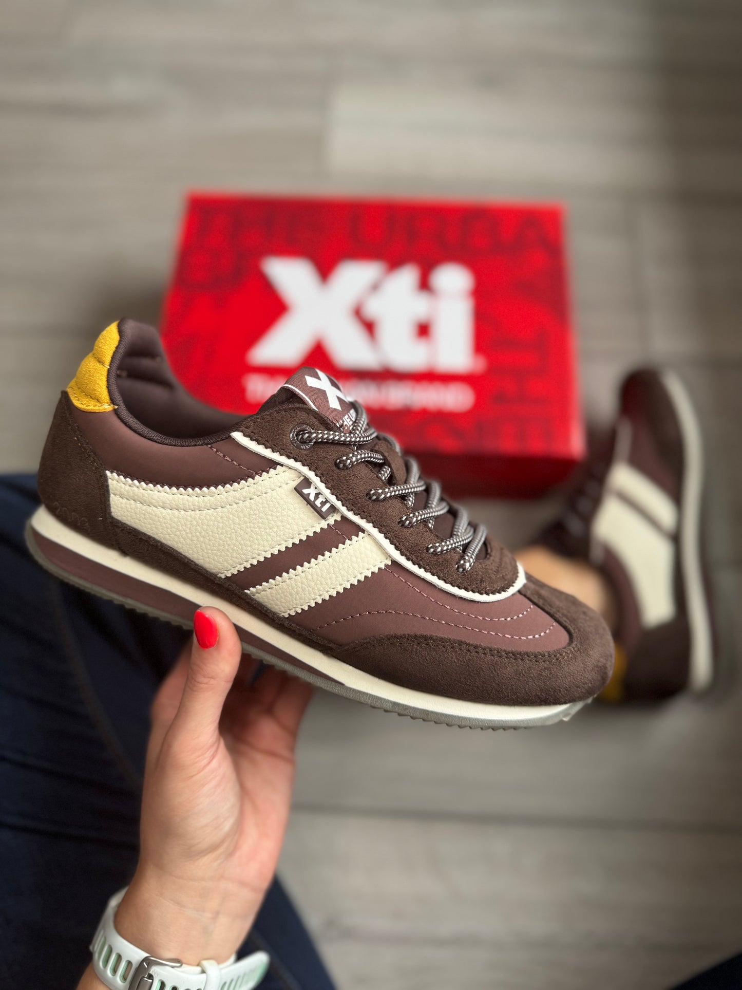 XTI Brown Stripe Trainer