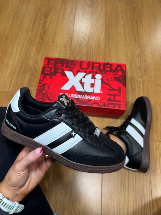 XTI Black Stripe Trainer