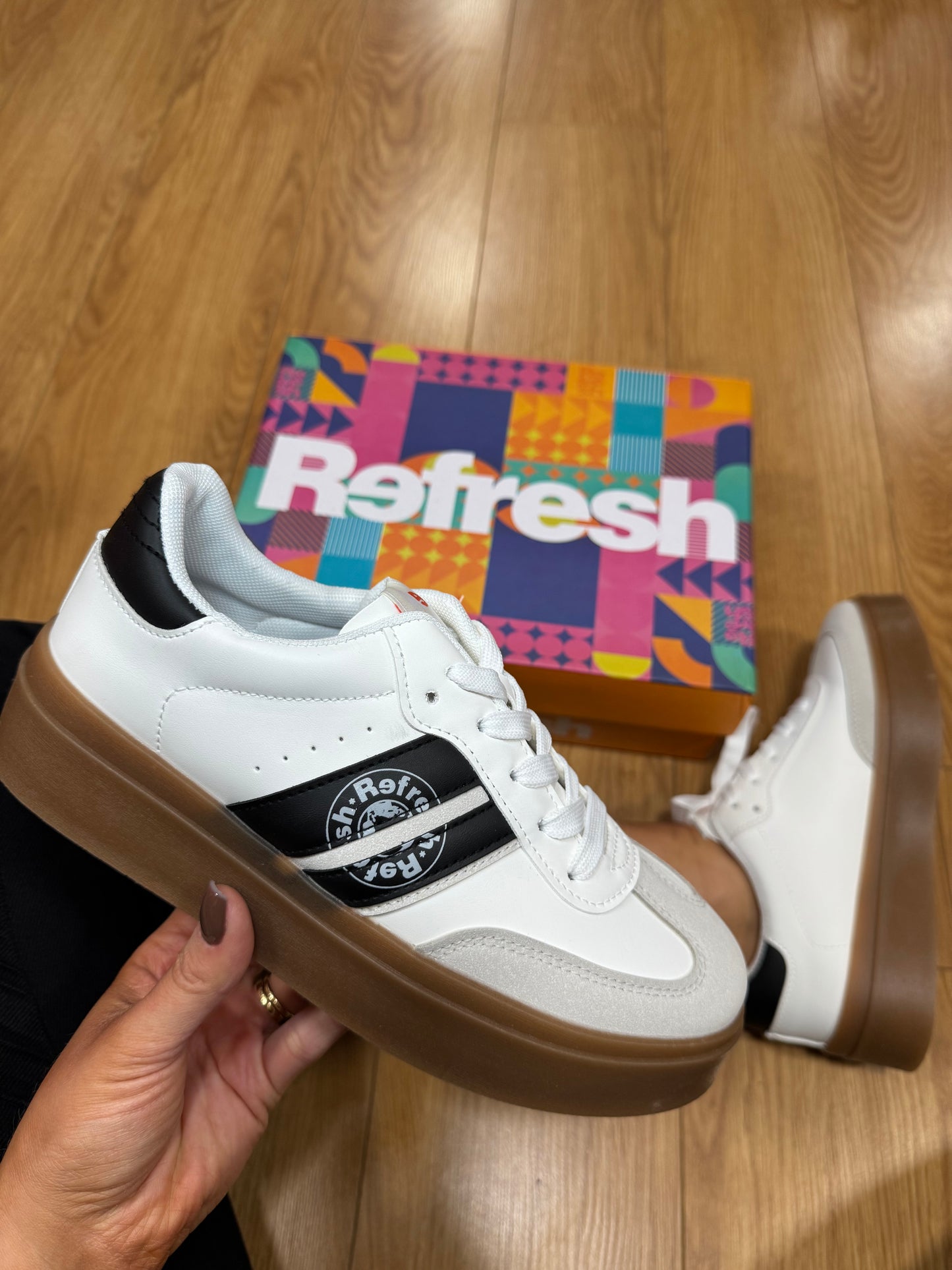 Refresh White/Black Stripe Trainer