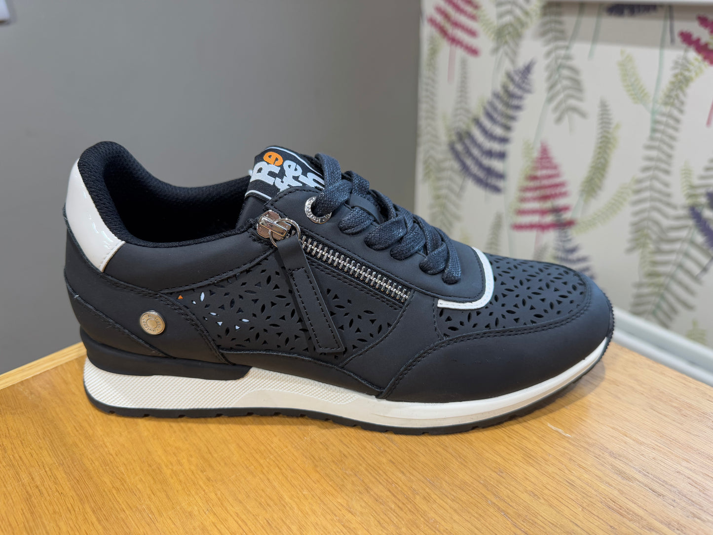 Refresh Black Design Zip Trainer