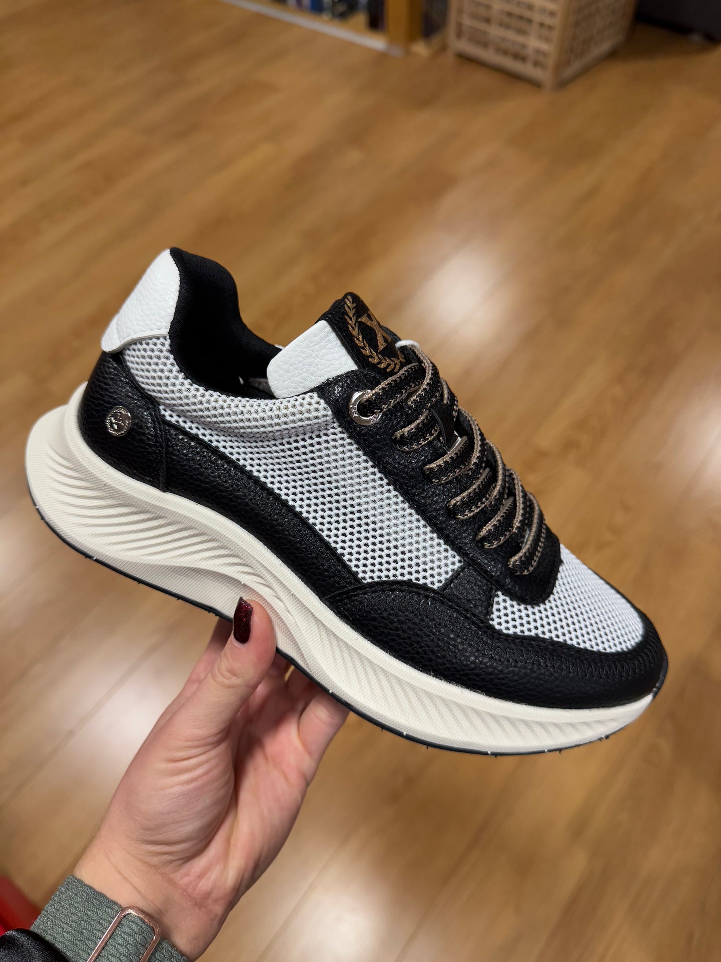 XTI Black/White Mesh Trainer