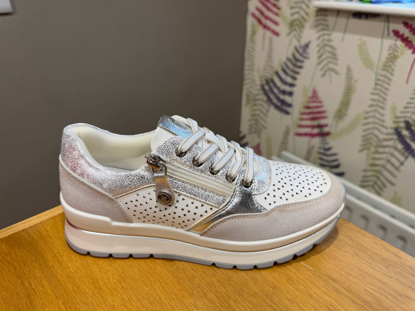 XTI White/Silver Trainer