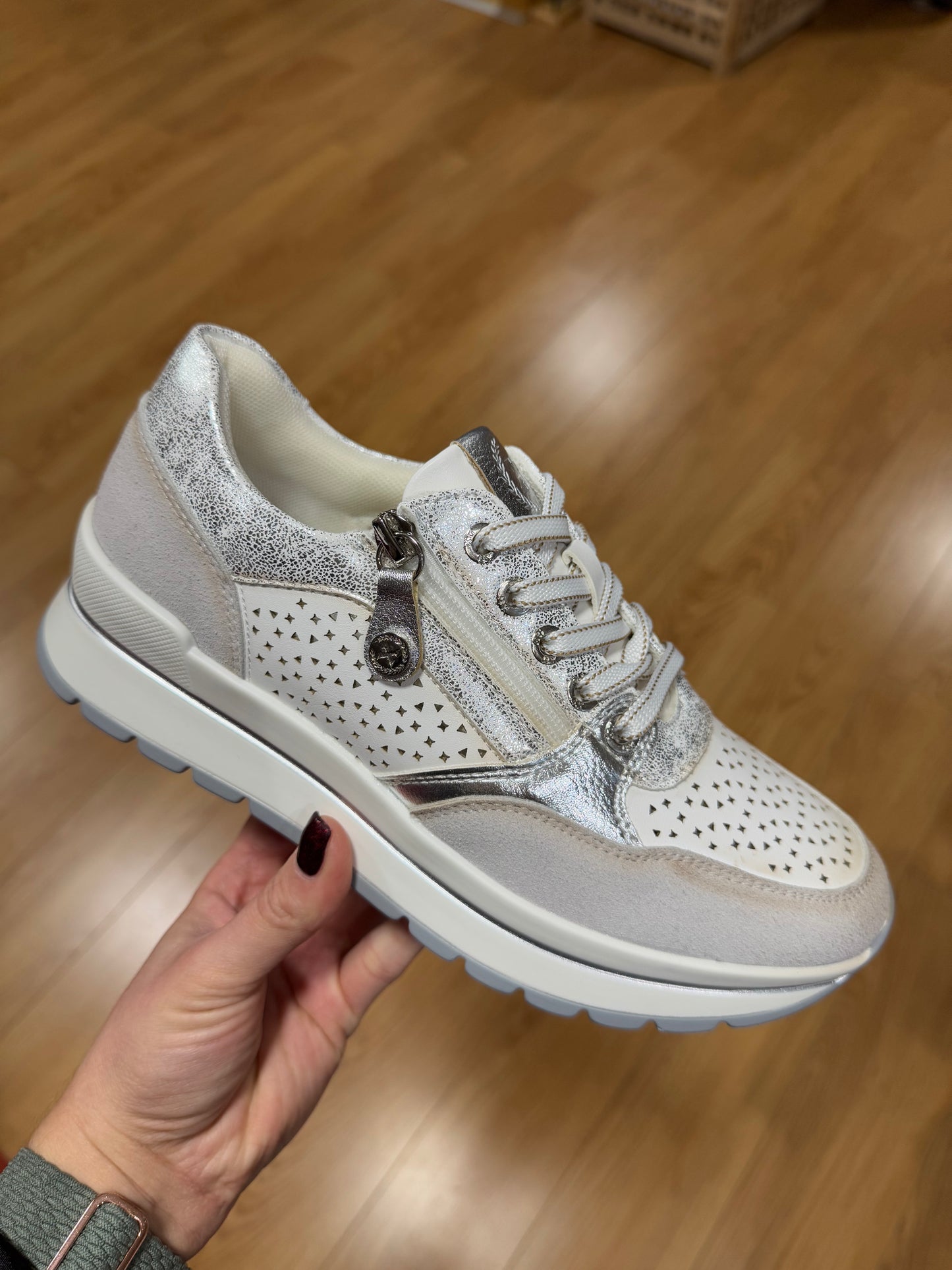 XTI White/Silver Trainer