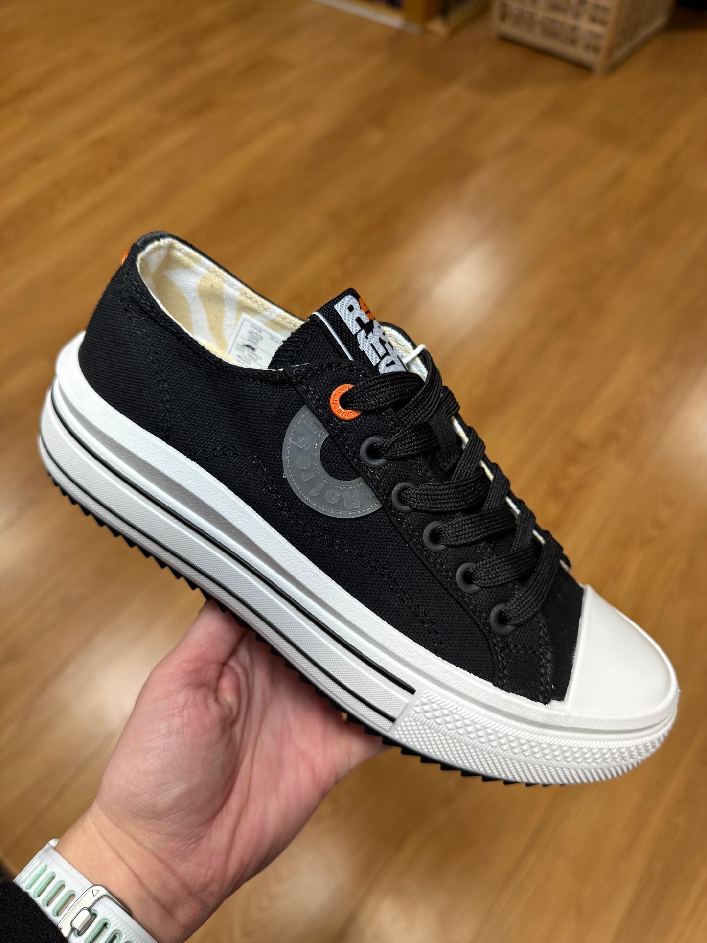 Refresh Black Canvas Trainer