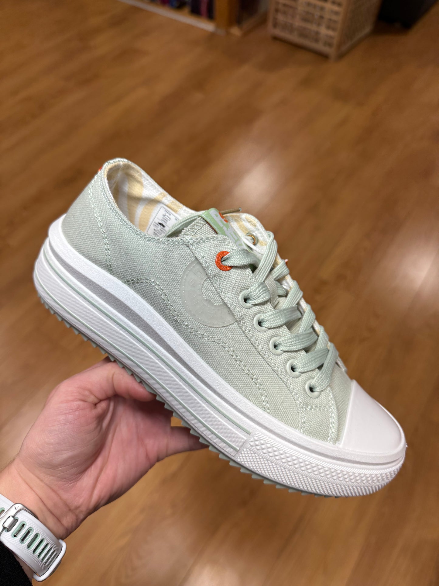 Refresh Aqua Canvas Trainer