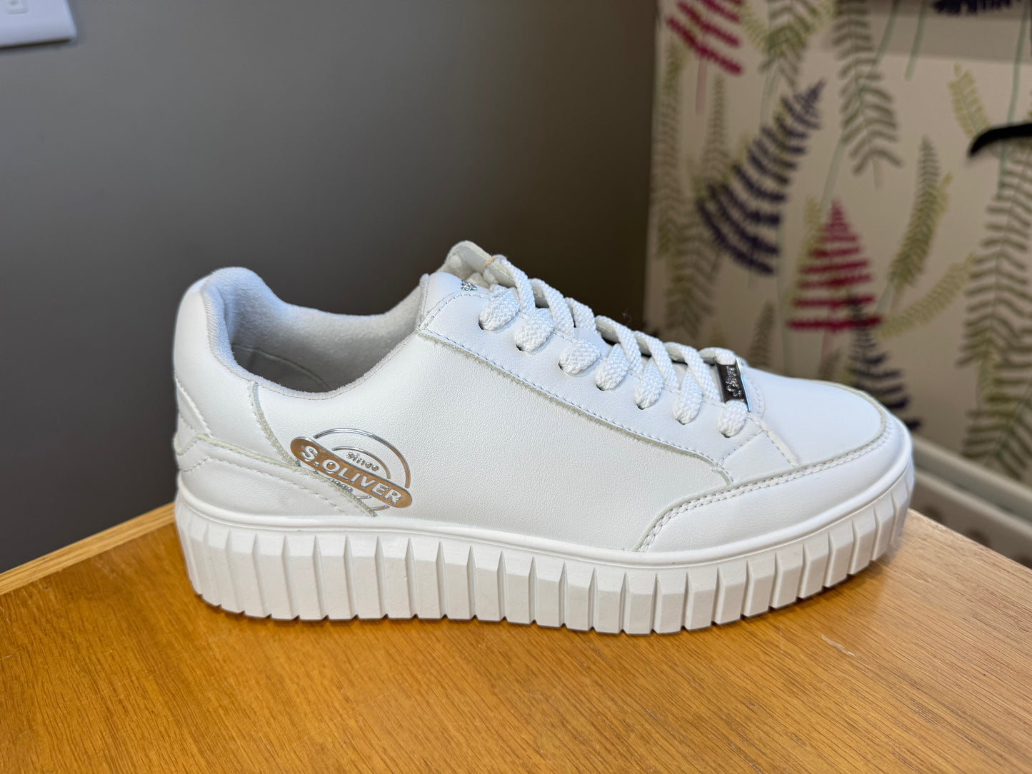 S. Oliver White/Silver Trainer