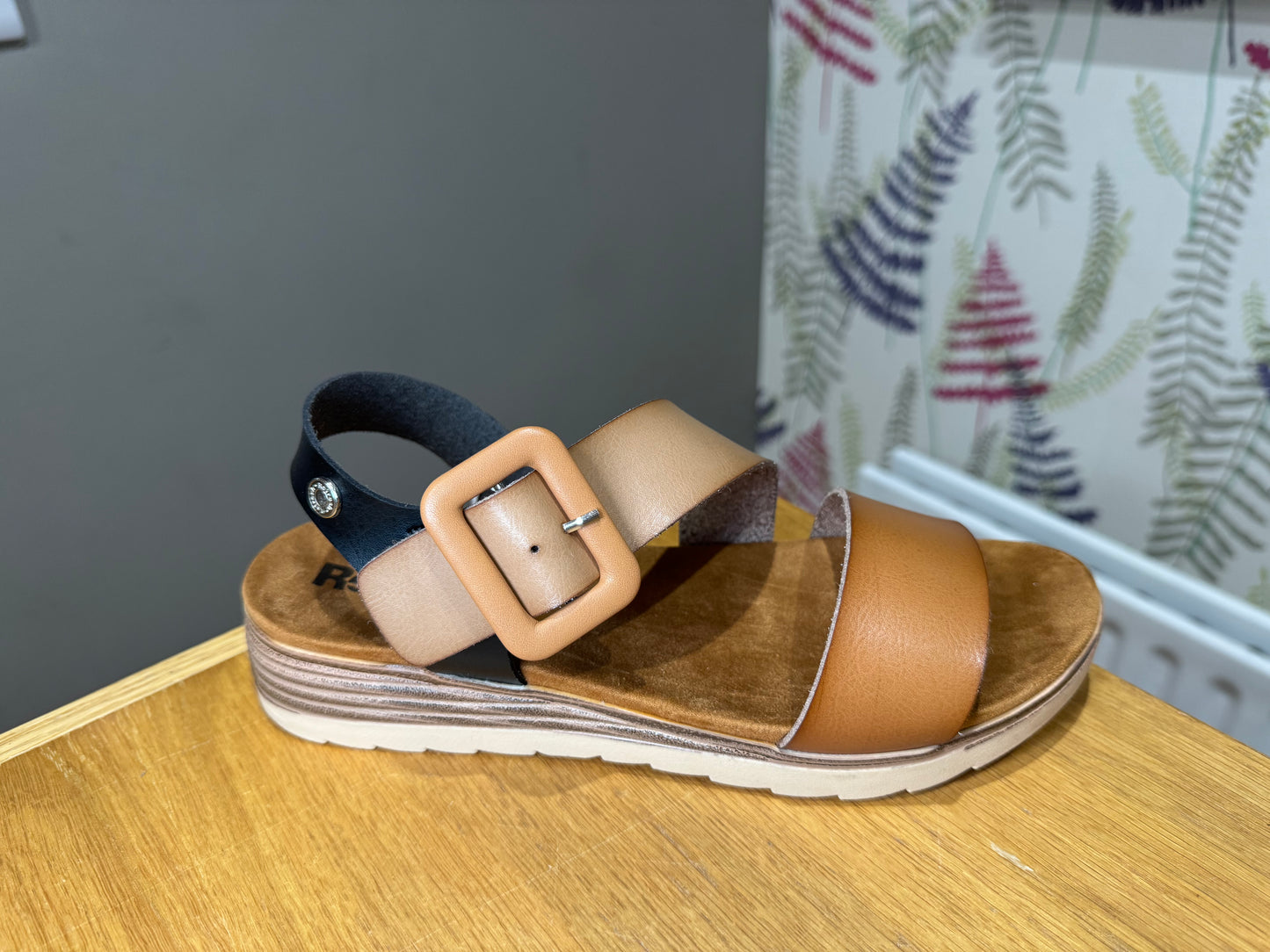 Refresh Camel/Black Sandal
