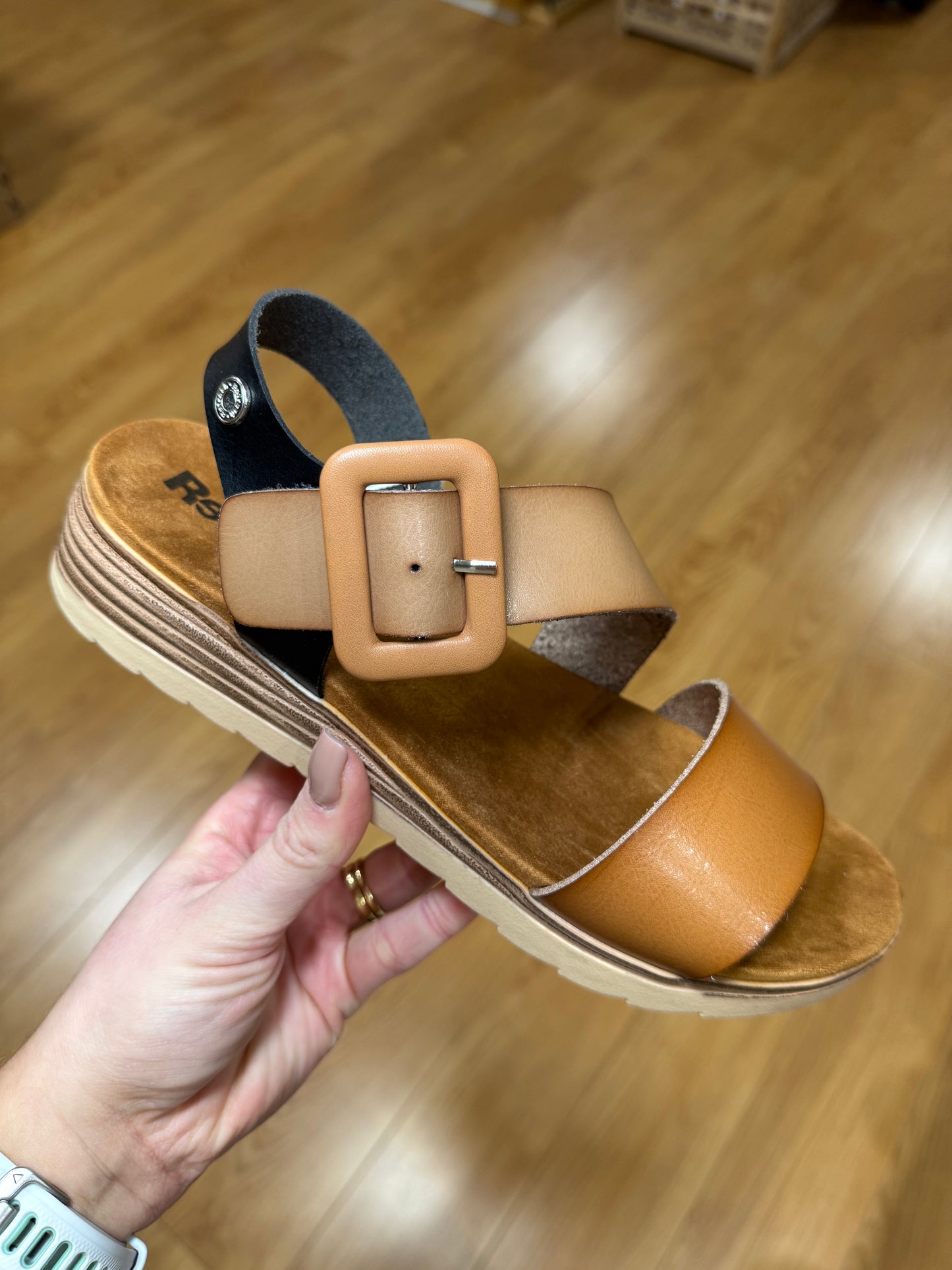 Refresh Camel/Black Sandal