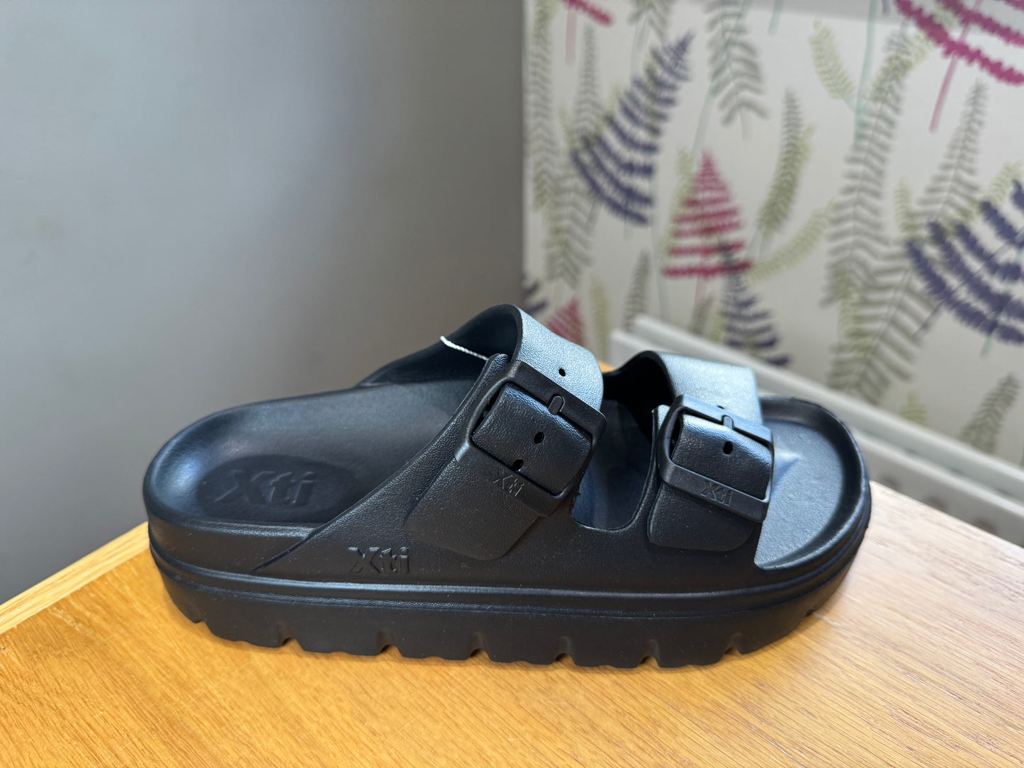 XTI Black Slider