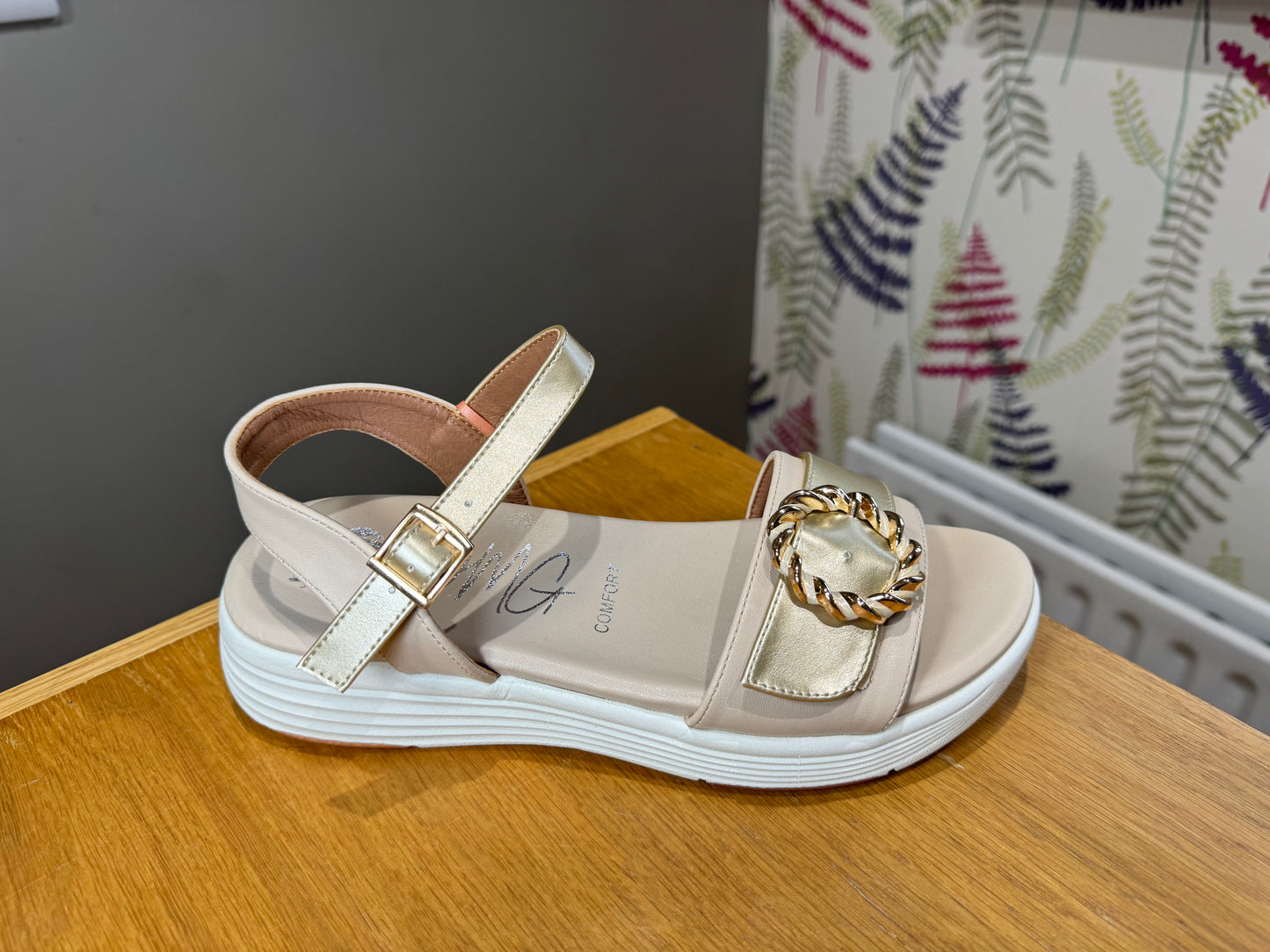 OMG Nikudin Whipped Sandal
