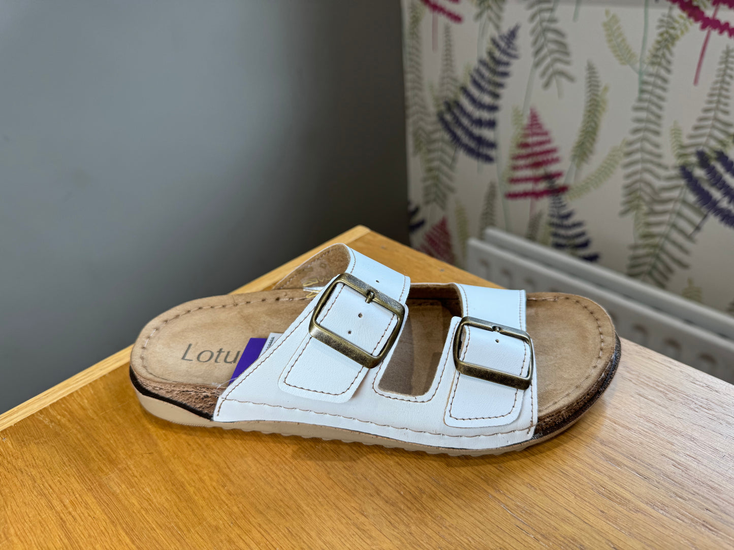Lotus Trento White Slider