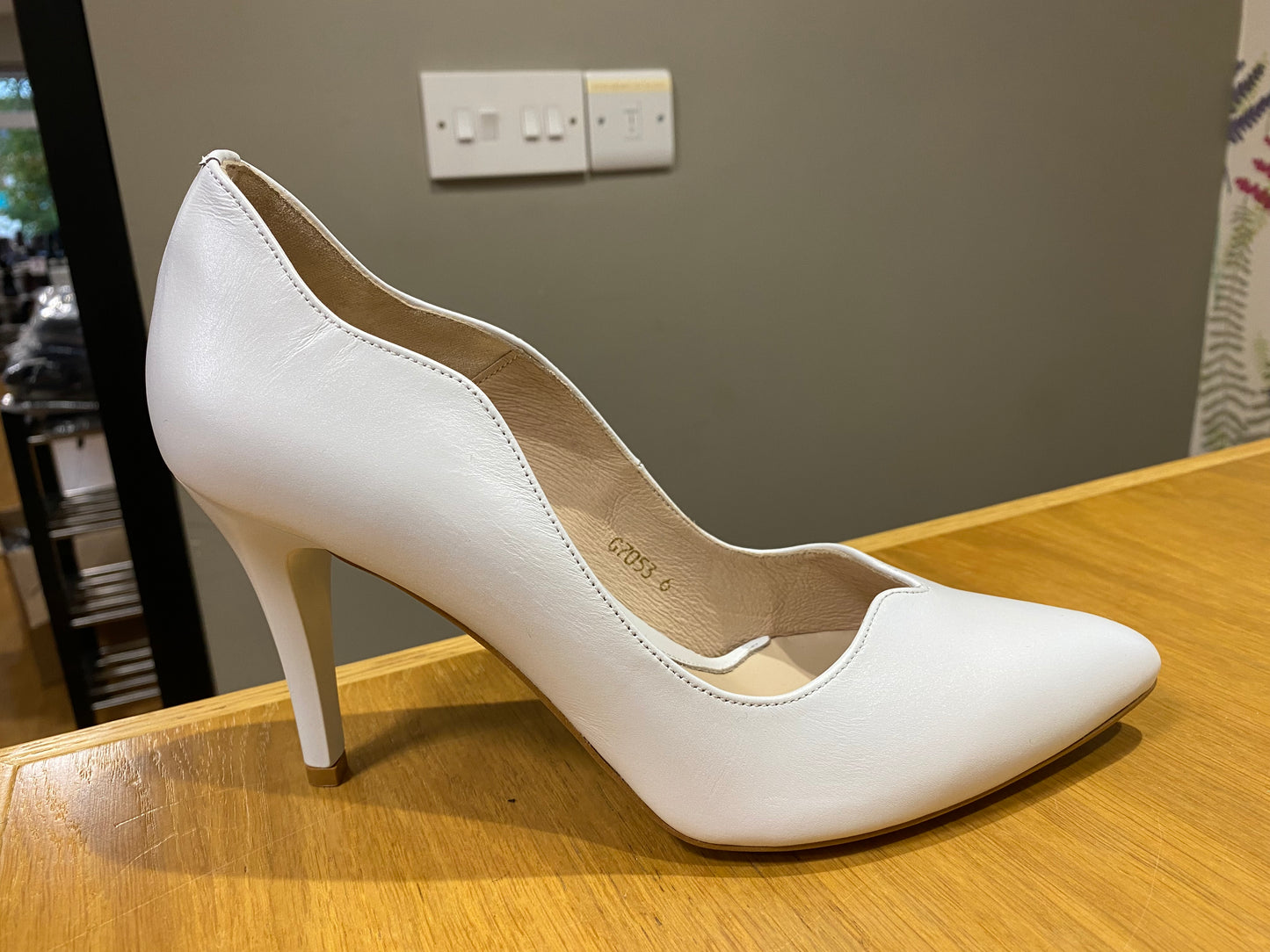 Emis White Pearl Shoe